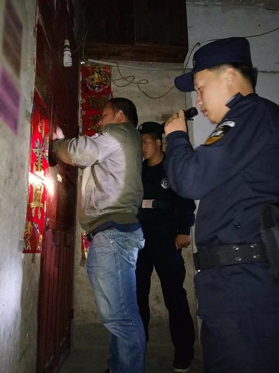 克孜勒苏粗心妈妈误将幼女锁家中 